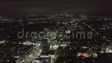 <strong>天籁</strong>：夜晚在黑暗的好莱坞洛杉矶上空，可以看到天际线和城市灯光